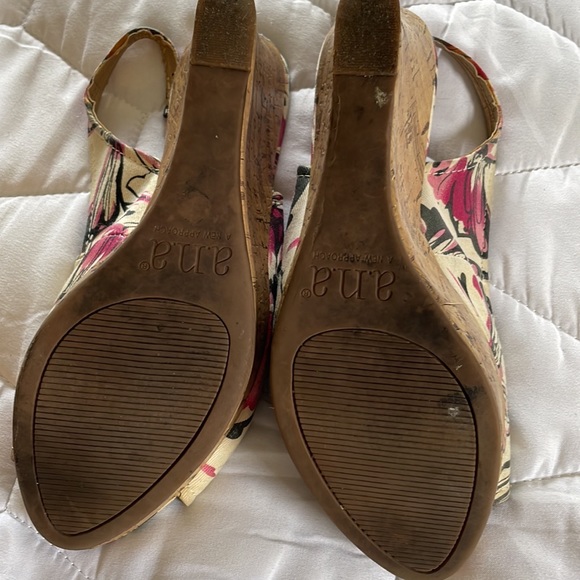 Ana flowered print wedges size 6.5 - Picture 5 of 7